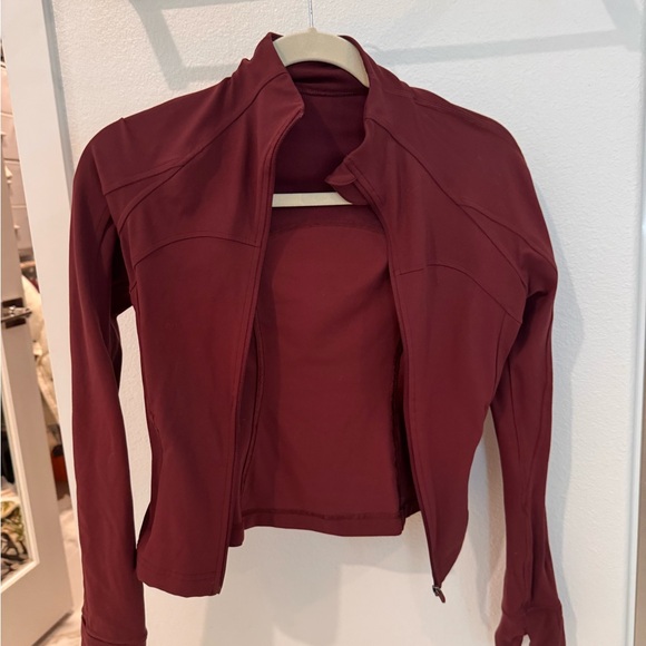 Lululemon (4) Cropped Women's Burgundy Jacket! - Picture 3 of 6